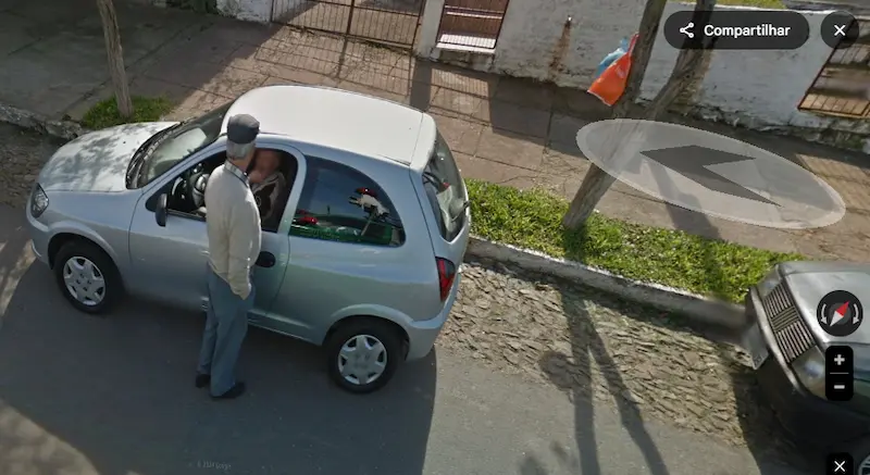 Dois idosos conversando na rua
